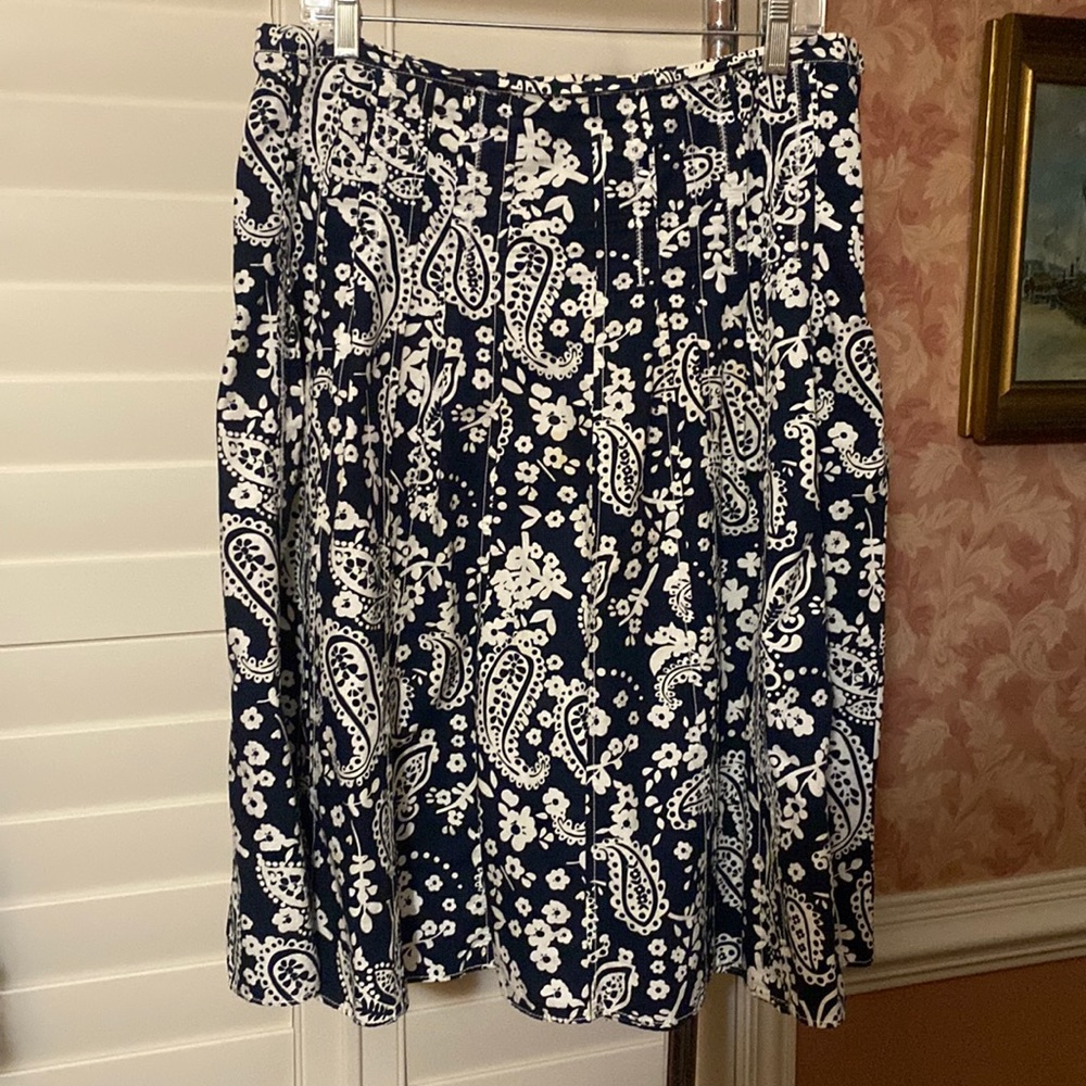 Liz Claiborne Navy and White Skirt 27” Length